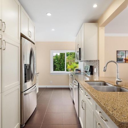 Lovely 3 Bedroom Port Moody Spacious Home 6 People Free Parking Екстер'єр фото
