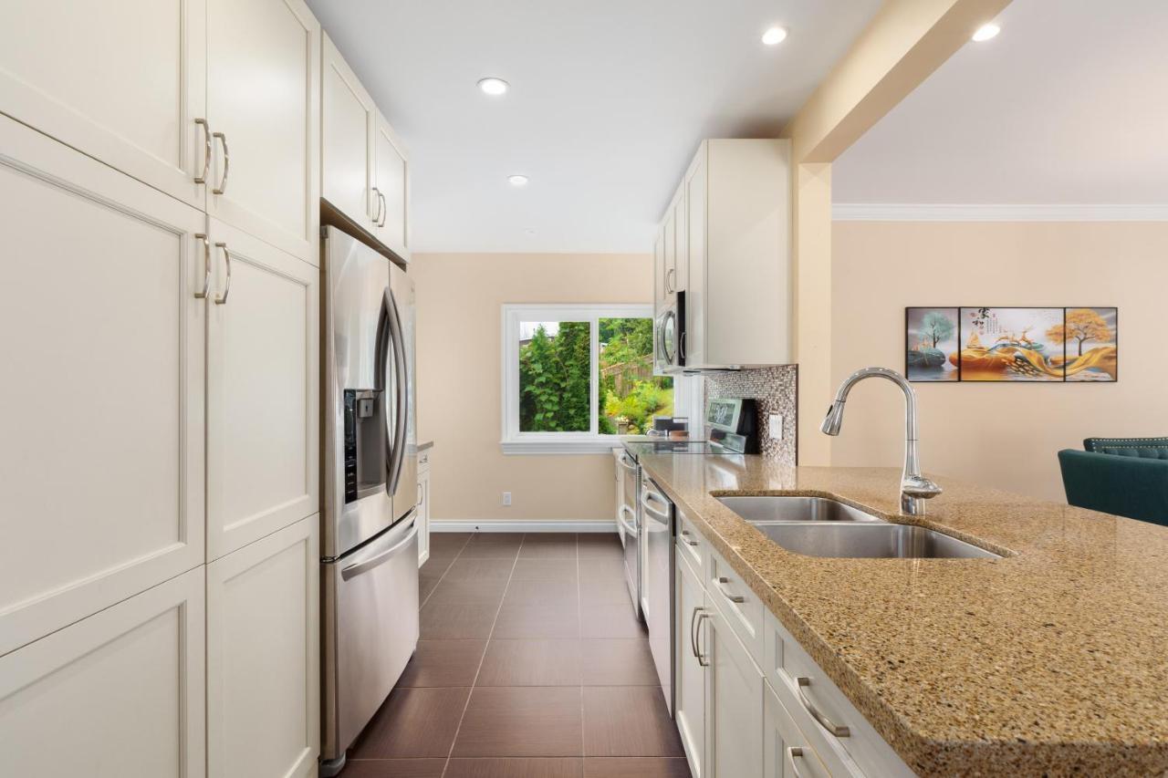 Lovely 3 Bedroom Port Moody Spacious Home 6 People Free Parking Екстер'єр фото