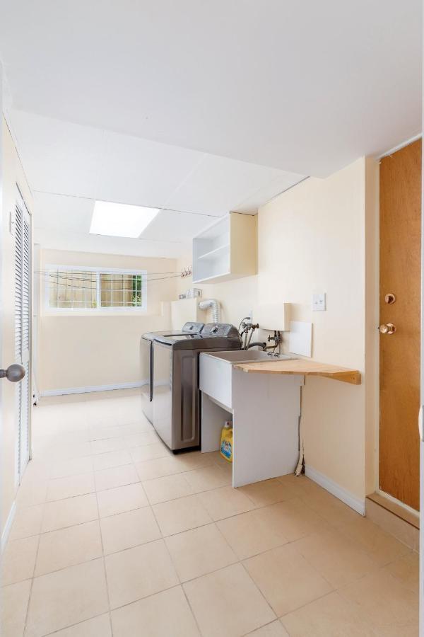 Lovely 3 Bedroom Port Moody Spacious Home 6 People Free Parking Екстер'єр фото